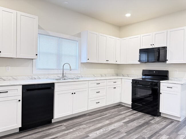 Building Photo - 629 Main St