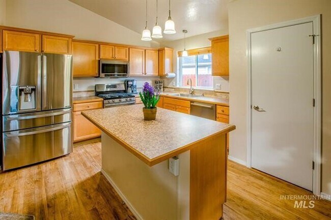 Building Photo - Beautiful 3 bed 2 bath home in the perfect Boise area just off Five Mile Rd and Lake Hazel Rd