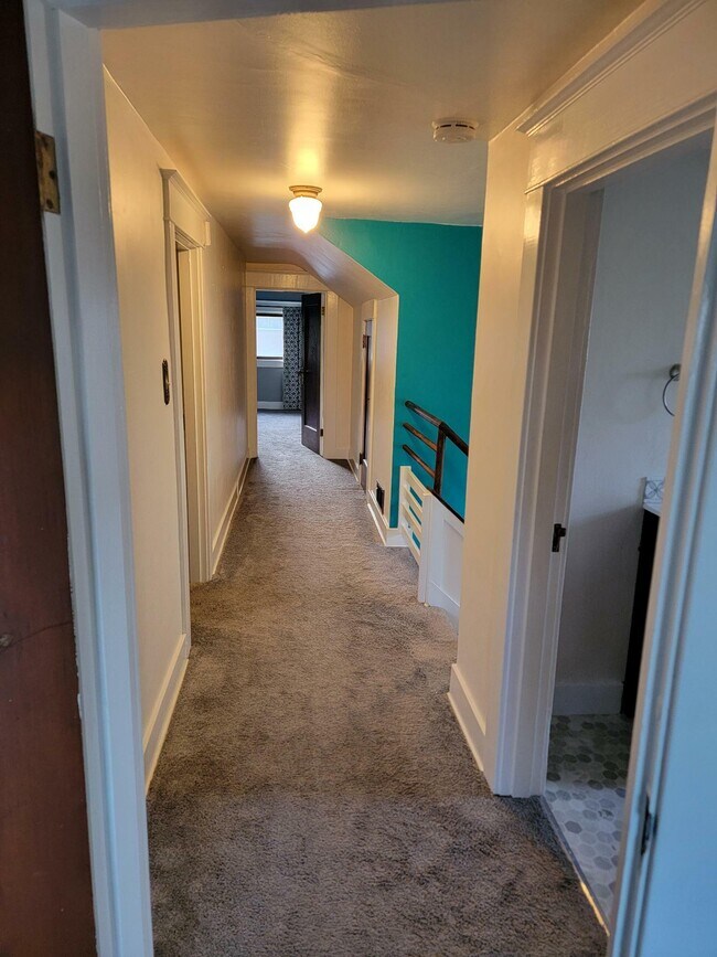 Building Photo - 3709 Hoyt Ave