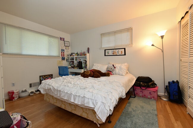 Building Photo - Fantastic 4 bedroom, 2 full bath, 2 half bath home in Close in Silver Spring!
