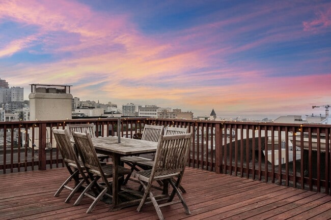 Building Photo - Gorgeous 4BR/2.5BA Nob Hill Home with Shar...