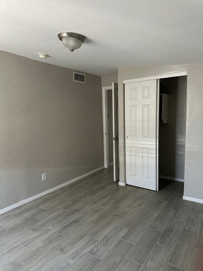 Building Photo - 1317 E Adams St