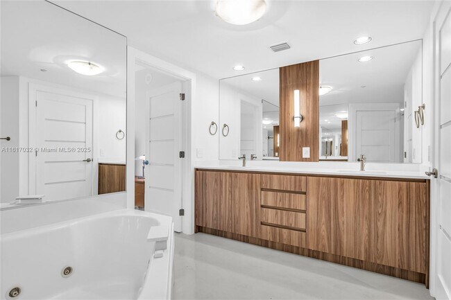 Building Photo - 18911 Collins Ave