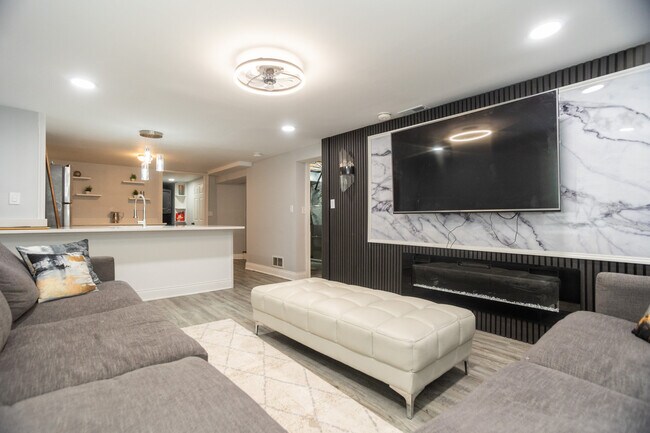 Building Photo - 9945 Sunnyside Ave