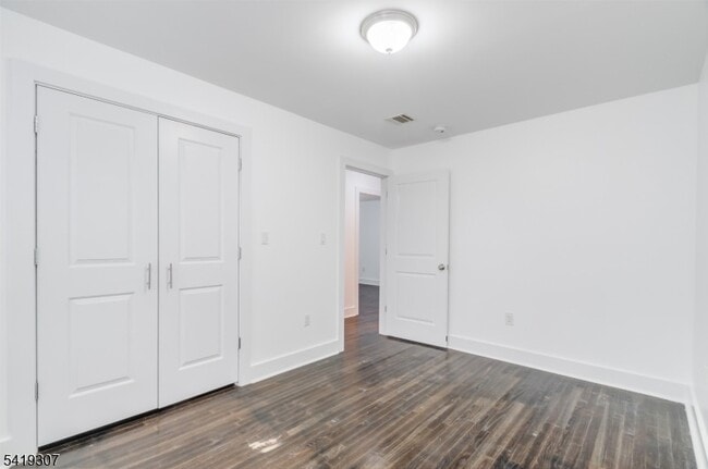 Building Photo - 860 Lyons Ave