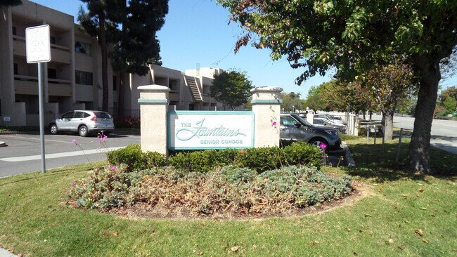 Building Photo - 55+ Senior Living Upgraded 1 BR 1 BA Gated...