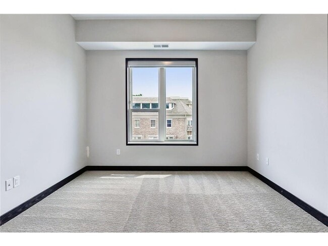 Building Photo - 253 Lake St E