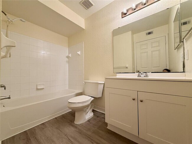 Building Photo - 13839 Fairway Island Dr