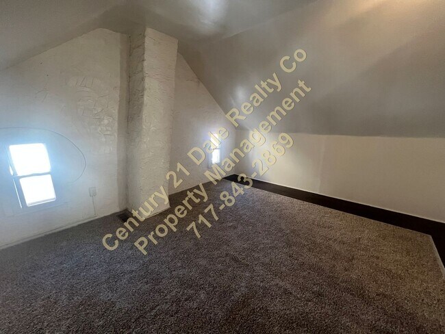 Building Photo - Beautifully redone 3 BR, 1 Bath Townhouse in York Suburban Schools