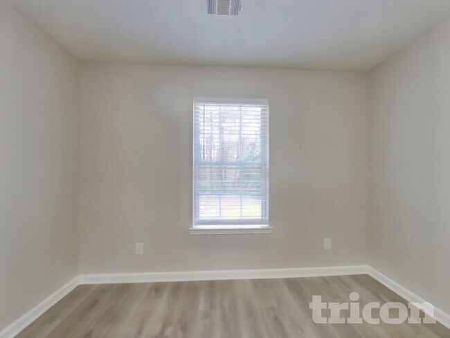 Building Photo - 5021 Meadow Trce