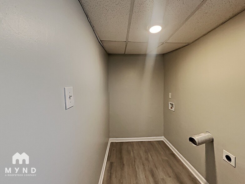 Building Photo - 6450 Ashdale Dr