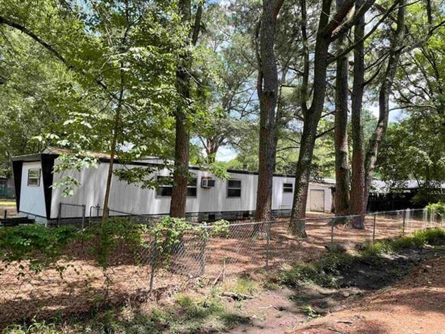 Building Photo - 2 Bedroom 1 1/2 Bath Home
