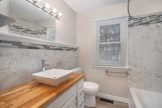 Building Photo - 2/1 Ranch Style Home