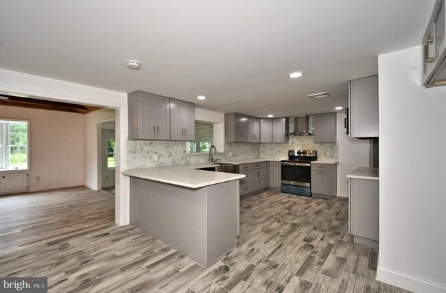 Building Photo - 205 Maple Ave