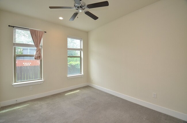 Building Photo - 2616 Riverside Dr
