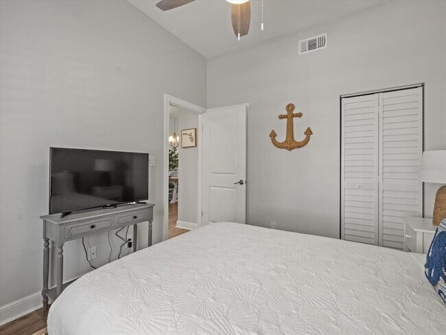 Building Photo - 5900 Bahia Del Mar Cir N