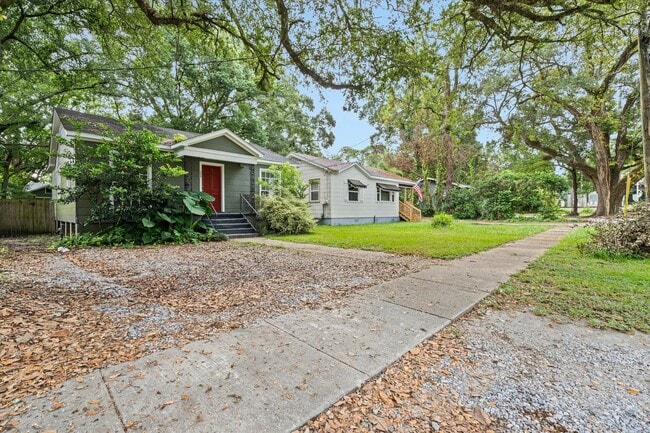 Building Photo - CHARMING MIDTOWN COTTAGE with Updated Kitchen