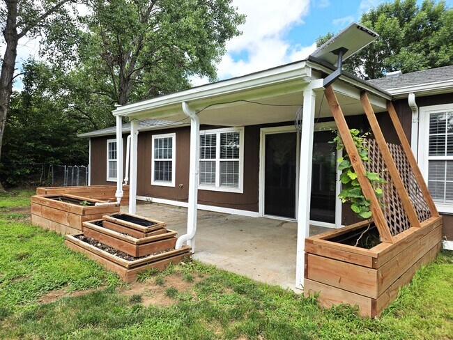 Building Photo - 324 Palomino Ln