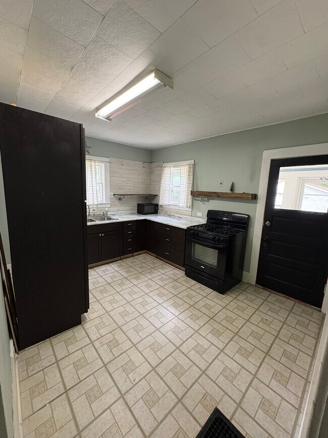 Building Photo - 825 Burr Oak St
