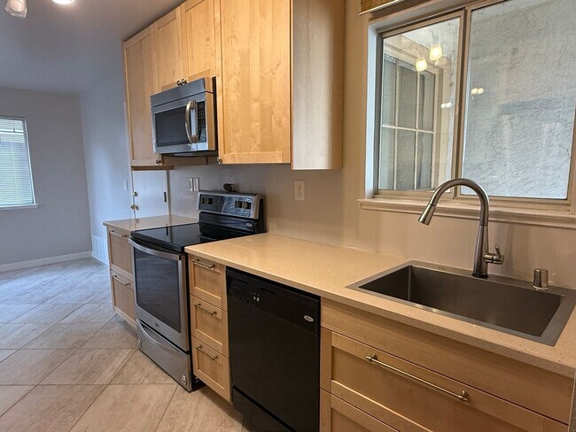 Building Photo - 929 Glenfinnan Way