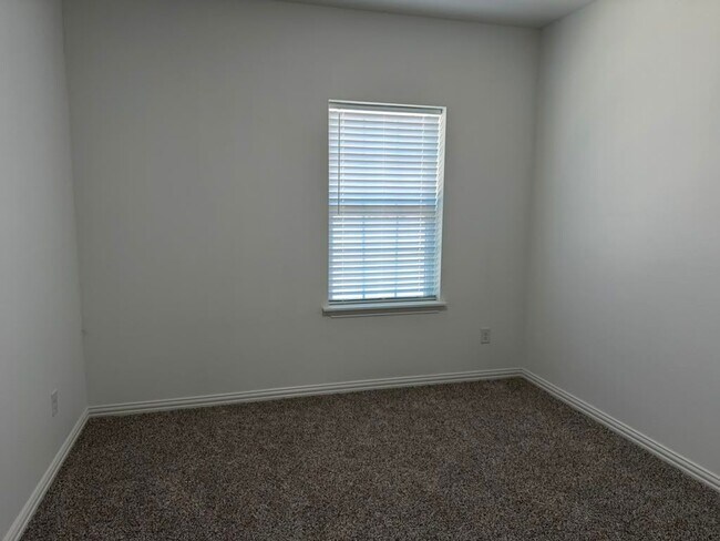 Building Photo - 6800 Oak Crest Dr W