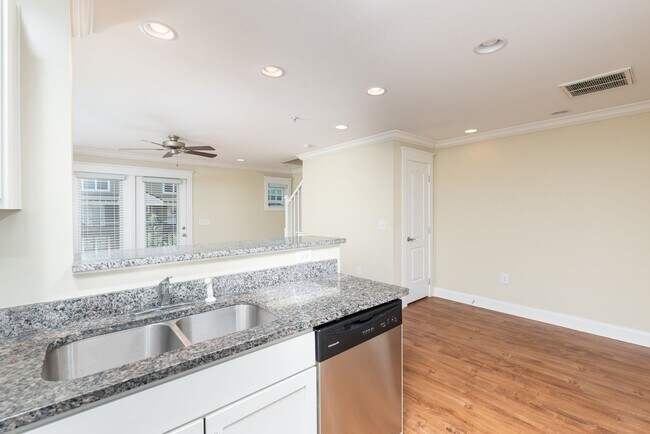 Building Photo - 3 Bedroom Townhouse Style Apartments END U...