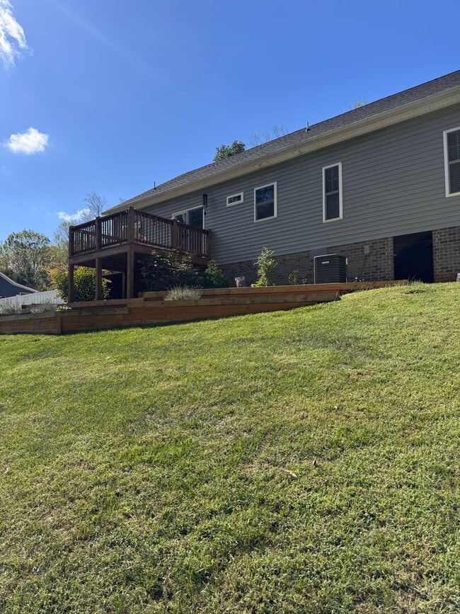 Building Photo - 3 Bedroom || 2 Bathroom Home in Forest