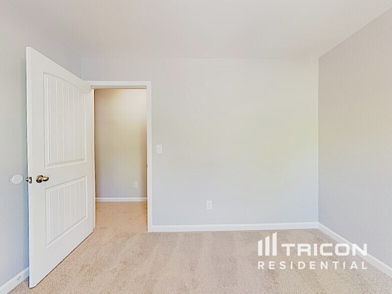 Building Photo - 211 Hollyhock Ln