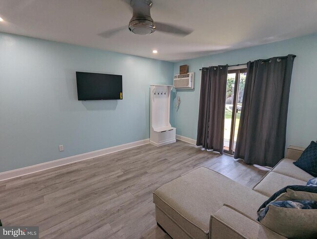 Building Photo - 725 Allen Dr