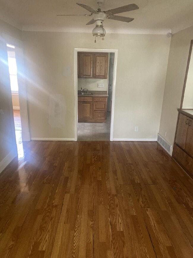 Building Photo - 2 BED 1 BATH