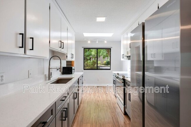 Building Photo - 60 Fernwood Ln