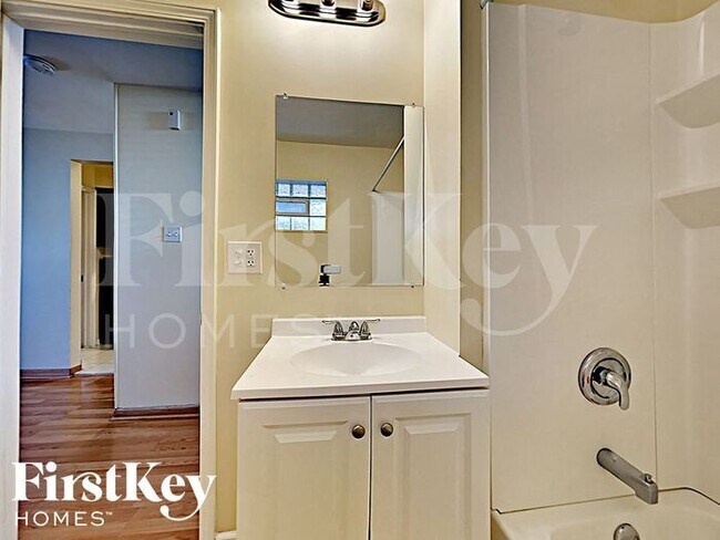 Building Photo - 7919 Oak Park Ave