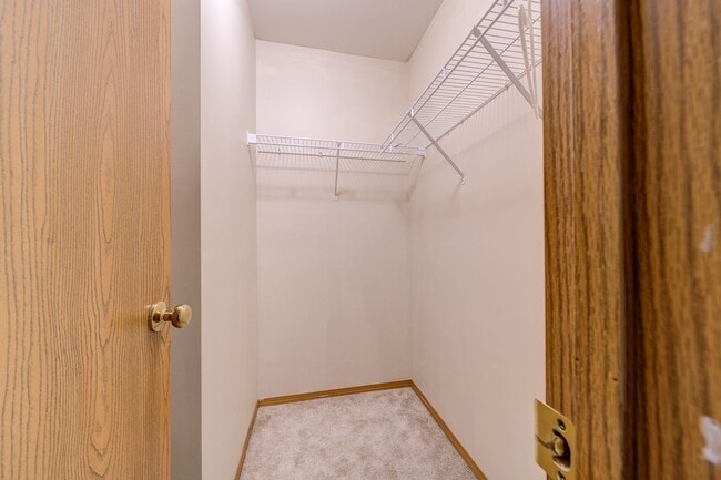 Building Photo - 650 Top Notch Ln