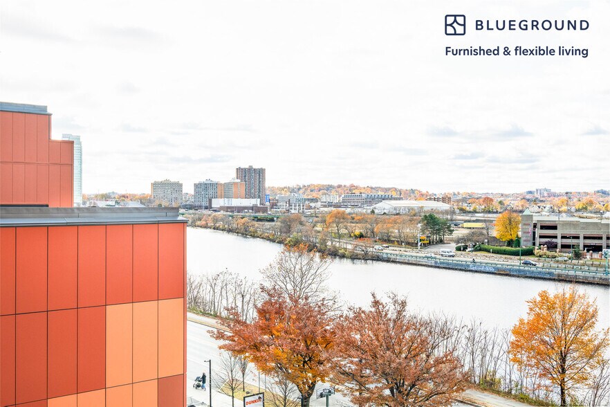 Building Photo - 812 Memorial Dr