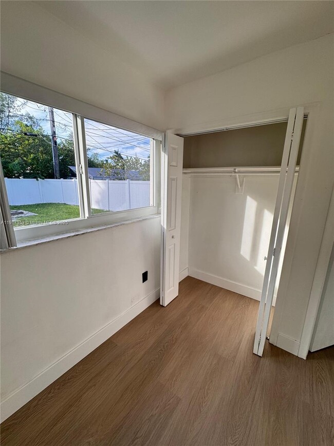 Building Photo - 1540 NE 118th St