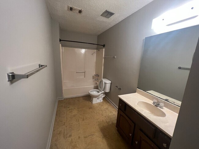 Building Photo - 3 bedroom 1 bathroom home in Colonial Hills