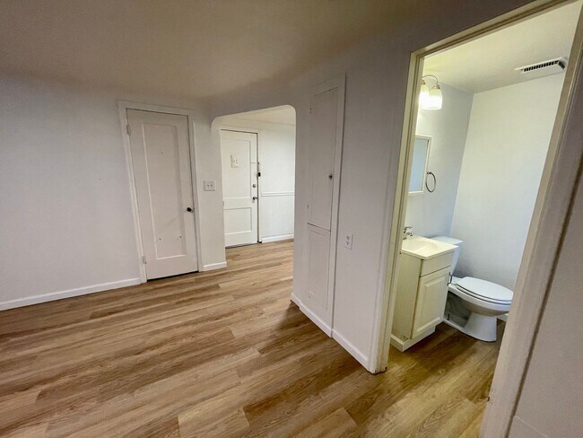 Building Photo - LOWER SOUTH HILL ONE BEDROOM CLOSE TO HUCKLEBERRY MARKET