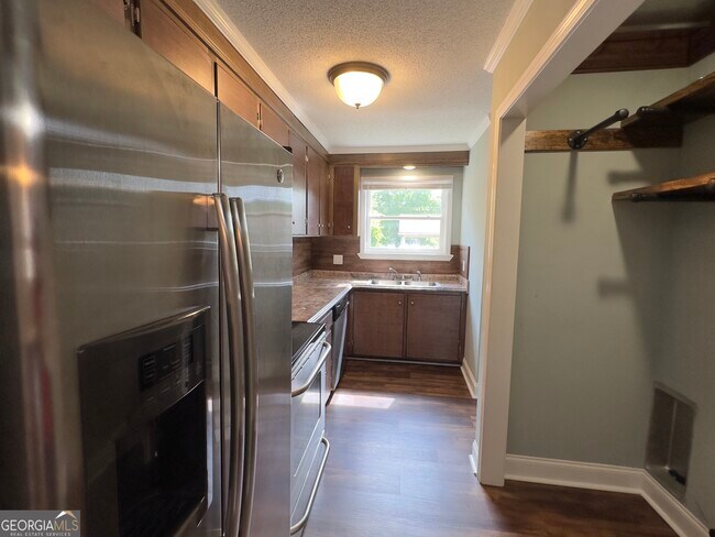 Building Photo - 10 Church St