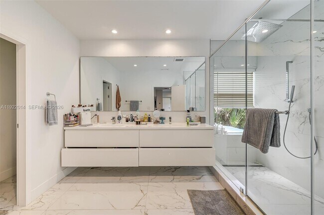 Building Photo - 79 Shore Dr W