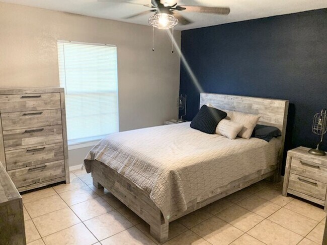 Building Photo - Furnished Resort Style Condo with Lake View