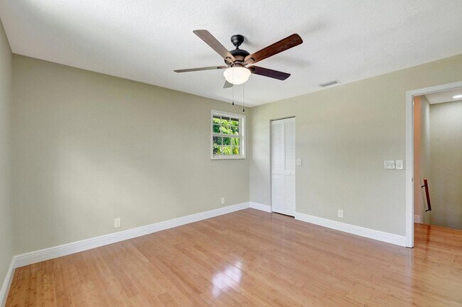 Building Photo - 4610 Pine Tree Dr