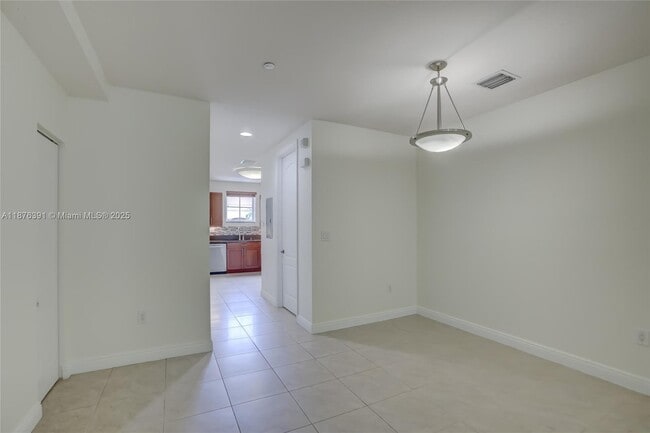 Building Photo - 406 SW 14th Ave