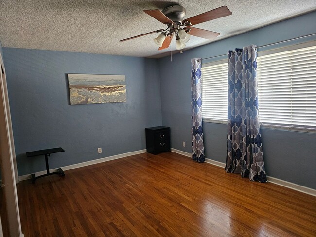 Building Photo - Cute partially furnished apartment with sm...