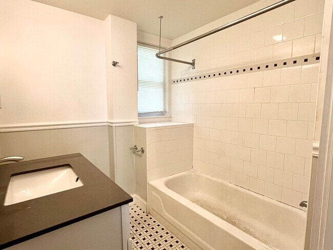 Building Photo - 285 W Elm St