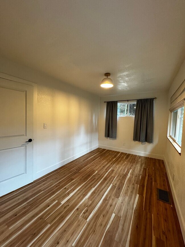 Building Photo - 1604 Square foot modern multi level home minutes from Occidental, storage, primary suite, large y...