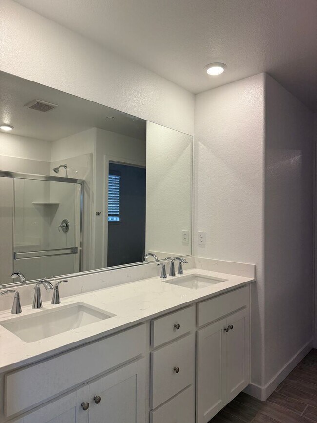 Building Photo - Beautiful 3 bed /2.5 bath Waiting For You!  SOLAR!!  Please read entire ad for viewings!