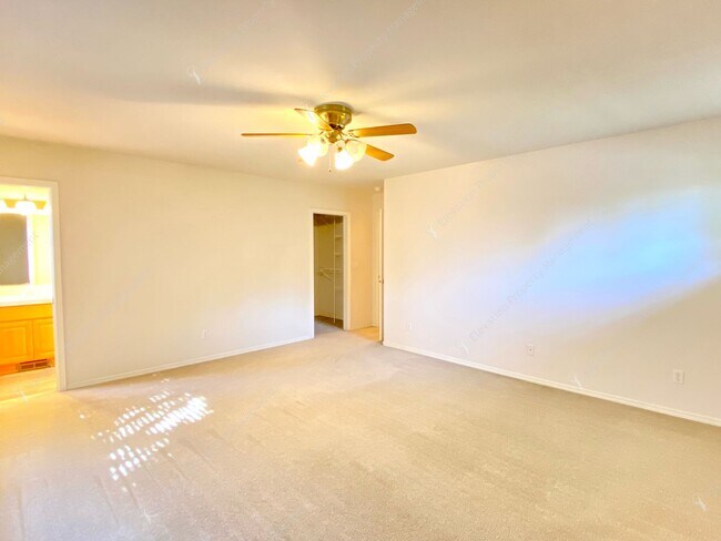 Building Photo - Spacious single-level 3 BR + office in NE ...