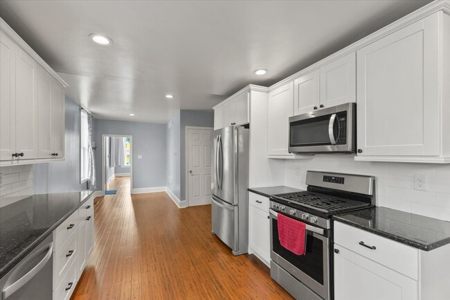 Building Photo - Beautiful 3BR 2.5 BA Townhouse in Downtown...
