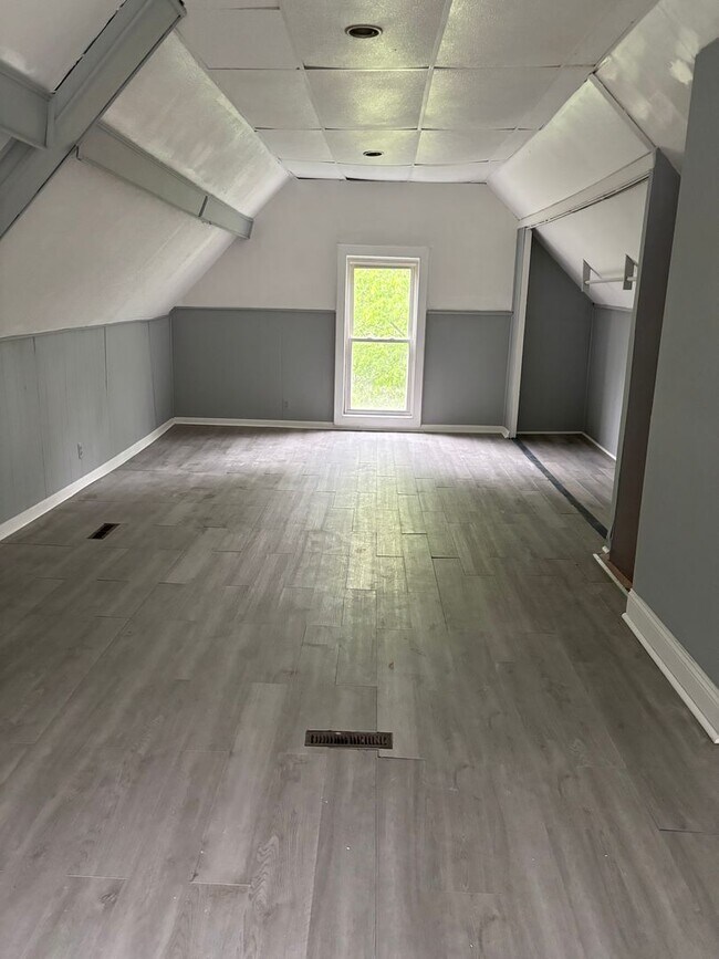 Building Photo - Charming spacious 4-bedroom home. Section ...