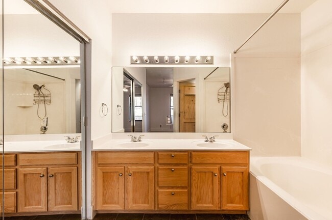 Building Photo - Bright first-floor Pinebrook Pointe condo